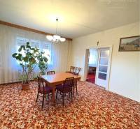 VÝRAZNÁ ZĽAVA !!! MIMORIADNÁ PONUKA!!! Vám pon - Obývačka rodinného domu s kobercovou podlahou a jedálenským stolom.
