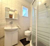 VÝRAZNÁ ZĽAVA !!! MIMORIADNÁ PONUKA!!! Vám pon - Kúpeľňa s keramickým obkladom, sprchovým kútom a umývadlom v rodinnom dome.