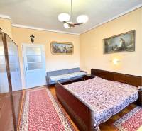 VÝRAZNÁ ZĽAVA !!! MIMORIADNÁ PONUKA!!! Vám pon - Spálňa v rodinnom dome s kobercami a podlahou s dreveným dekorom.