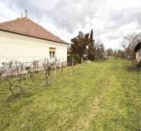 VÝRAZNÁ ZĽAVA !!! MIMORIADNÁ PONUKA!!! Vám pon - Rodinný dom v Rúbani s veľkou zelenou záhradou a strechou z červených škridiel.