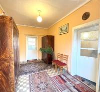 VÝRAZNÁ ZĽAVA !!! MIMORIADNÁ PONUKA!!! Vám pon - Rodinný dom s dlažbou a kobercami, skrine, stolička a presklené dvere.