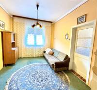 VÝRAZNÁ ZĽAVA !!! MIMORIADNÁ PONUKA!!! Vám pon - Obývacia izba v rodinnom dome s okrúhlym modrým kobercom a kreslom.