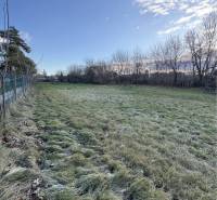 VÝRAZNÁ ZĽAVA !!! MIMORIADNÁ PONUKA!!! Vám pon - Záhrada pri rodinnom dome v Rúbani, plot, stromy a modrá obloha.