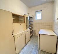 VÝRAZNÁ ZĽAVA !!! MIMORIADNÁ PONUKA!!! Vám pon - Rodinný dom s kuchyňou, skrine, podlaha s dreveným dekorom, biele steny, okno.