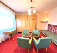 VÝRAZNÁ ZĽAVA !!! MIMORIADNÁ PONUKA!!! Vám pon - Obývacia izba s červeným kobercom, zelenými kreslami a dreveným nábytkom v rodinnom dome.