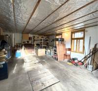 VÝRAZNÁ ZĽAVA !!! MIMORIADNÁ PONUKA!!! Vám pon - Garáž v rodinnom dome s betónovou podlahou, drevom a foliovým stropom.
