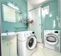 Vám ponúka na PREDAJ tento nádherný, kompletne  - Kúpeľňa v 4-izbovom byte s práčkou, sušičkou a sprchovým kútom.