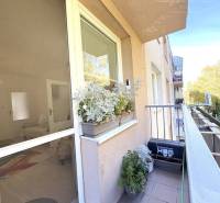 Vám ponúka na PREDAJ tento nádherný, kompletne  - Balkón pri 4-izbovom byte v Komárne s kvetmi a výhľadom na zeleň.