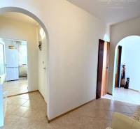 Vám ponúka na PREDAJ tento nádherný, kompletne  - Interiér 4-izbového bytu s oblúkovými prechodmi a svetlou keramickou podlahou.