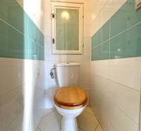 Vám ponúka na PREDAJ tento nádherný, kompletne  - Kúpeľňa s keramickými obkladmi a toaletou v 4-izbovom byte.