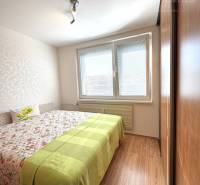 Vám ponúka na PREDAJ tento nádherný, kompletne  - Spálňa v 4-izbovom byte s posteľou, podlahou s dreveným dekorom a vstavanou skriňou.