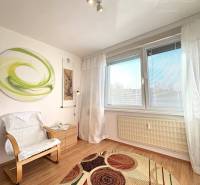 Vám ponúka na PREDAJ tento nádherný, kompletne  - Izba v 4-izbovom byte s podlahou s dreveným dekorom a abstraktným kobercom.