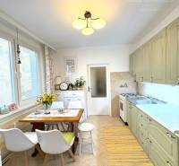 Vám ponúka na PREDAJ tento nádherný, kompletne - Kuchyňa v 4-izbovom byte s jedálenským stolom a podlahou s dreveným dekorom.