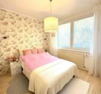 Vám ponúka na PREDAJ tento nádherný, kompletne  - Spálňa so vzorovanou tapetou a podlahou s dreveným dekorom v 4-izbovom byte.