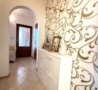 Vám ponúka na PREDAJ tento nádherný, kompletne  - Elegantná chodba so vzorovanou tapetou a dlažbou v 4-izbovom byte.