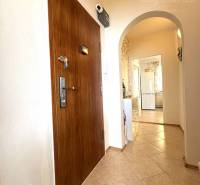 Vám ponúka na PREDAJ tento nádherný, kompletne  - Chodba 4-izbového bytu s keramickou podlahou a oblúkovým vstupom do kuchyne.