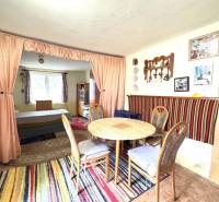 IBA U NÁS !!! ponúka EXKLUZÍVNE na predaj rodin - Jedáleň v rodinnom dome s farebným kobercom a dreveným nábytkom.