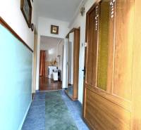 IBA U NÁS !!! ponúka EXKLUZÍVNE na predaj rodin - Chodba v rodinnom dome s modrou dlažbou a drevenými dverami.