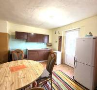 IBA U NÁS !!! ponúka EXKLUZÍVNE na predaj rodin - Jedáleň v rodinnom dome s farebným kobercom a dreveným stolom.