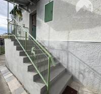 IBA U NÁS !!! ponúka EXKLUZÍVNE na predaj rodin - Schody vedúce k vchodu rodinného domu v Komárne so zábradlím a prístreškom.