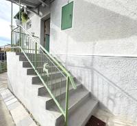 IBA U NÁS !!! ponúka EXKLUZÍVNE na predaj rodin - Rodinný dom v Komárne so schodiskom a plechovým zábradlím.