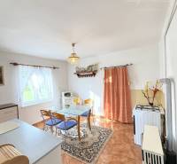 IBA U NÁS !!! ponúka EXKLUZÍVNE na predaj rodin - Jedálenský kút v rodinnom dome s podlahou v drevenom dekore a oknom.