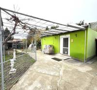 IBA U NÁS !!! ponúka EXKLUZÍVNE na predaj rodin - Rodinný dom v Komárne s betónovým dvorom a vinicou poskytuje súkromie a pohodlie.