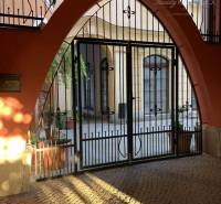 Vám EXKLUZÍVNE ponúka NA PRENÁJOM moderný 2 iz - Oblúková brána na Nádvorí Európy v Komárne s podlahou z kamenných dlažieb.