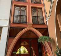 Vám EXKLUZÍVNE ponúka NA PRENÁJOM moderný 2 iz - Fasáda budovy na Nádvorí Európy v Komárne, vhodná pre 2-izbový byt.