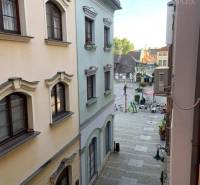 Vám EXKLUZÍVNE ponúka NA PRENÁJOM moderný 2 iz - Výhľad na štýlové budovy z 2-izbového bytu na Nádvorí Európy v Komárne.