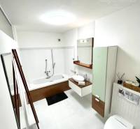 Vám EXKLUZÍVNE ponúka NA PRENÁJOM moderný 2 iz - Biela kúpeľňa s vaňou a moderným vybavením v 2-izbovom byte.