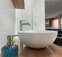 Vám EXKLUZÍVNE ponúka NA PRENÁJOM moderný 2 iz - Umývadlo a mydlo v 2-izbovom byte, viditeľná podlaha s dreveným dekorom.