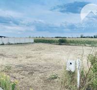 Vám ponúka predaj stavebný pozemok v Dunajskej - Pozemky - bývanie v Dunajskej Lužnej obklopené poľami a trávou, ideálne pre výstavbu.
