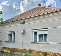 Vám ponúka na predaj 4 izbový rodinný dom s r - Rodinný dom v Bátorových Kosihách s klasickou fasádou a šikmou strechou.