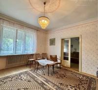 Vám ponúka na predaj 4 izbový rodinný dom  s r - Izba v rodinnom dome s kobercom, lustrom a oknami, ponúka útulný priestor.