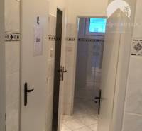 Vám ponúka do PRENÁJMU priestranné a slnečné ob - Toaleta v obchodných priestoroch so vstupmi do jednotlivých kabínok.