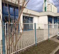 Vám ponúka do PRENÁJMU priestranné a slnečné ob - Budova obchodných priestorov na ulici 1. mája v Hurbanove s logom Reality Komplex.