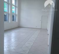 Vám ponúka do PRENÁJMU priestranné a slnečné ob - Priestranné obchodné priestory s veľkými oknami a dlažbou ponúkajú široké možnosti využitia.