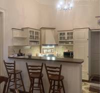 Vám ponúka do PRENÁJMU čarovný, úplne zrekonštr - Kuchyňa v rodinnom dome s barovými stoličkami a keramickou podlahou.