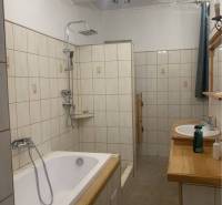 Vám ponúka do PRENÁJMU čarovný, úplne zrekonštr - Kúpeľňa s vaňou a sprchou v rodinnom dome, dlažba s dreveným dekorom.