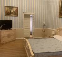 Vám ponúka do PRENÁJMU čarovný, úplne zrekonštr - Spálňa s posteľou, komodou, tapetami a podlahou s dreveným dekorom v rodinnom dome.