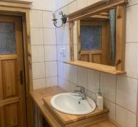 Vám ponúka do PRENÁJMU čarovný, úplne zrekonštr - Kúpeľňa v rodinnom dome s keramickým umývadlom, dreveným dekorom a nástenným svietidlom.
