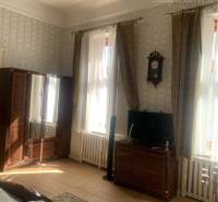 Vám ponúka do PRENÁJMU čarovný, úplne zrekonštr - Spálňa v rodinnom dome s historizujúcim nábytkom a podlahou s dreveným dekorom.