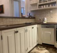 Vám ponúka do PRENÁJMU čarovný, úplne zrekonštr - Kuchyňa v rodinnom dome so vzorovanou podlahou a bielym nábytkom.