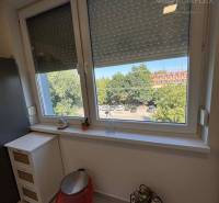 Vám ponúka exkluzívne na predaj moderný, komple - Interiér 1-izbového bytu s oknom, odpadkovým košom a policovým úložným systémom.