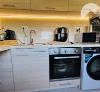 Vám ponúka exkluzívne na predaj moderný, komple - Kuchyňa v 1-izbovom byte s varnou doskou, umývačkou a práčkou.