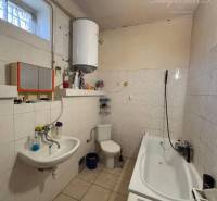 Reality KOMPLEX Vám ponúka EXKLUZÍVNE na predaj rodinný dom, ktorý sa  - Kúpeľňa v rodinnom dome s vaňou, umývadlom a pračkou.