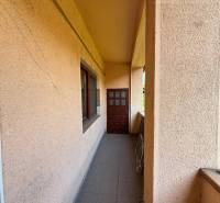 Reality KOMPLEX Vám ponúka EXKLUZÍVNE na predaj rodinný dom, ktorý sa  - Úzky balkón rodinného domu vo Veľkom Mederi s plastovým potrubím na stene.