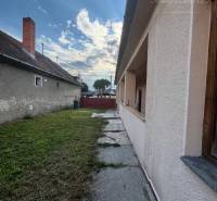 Reality KOMPLEX Vám ponúka EXKLUZÍVNE na predaj rodinný dom, ktorý sa  - Rodinný dom vo Veľkom Mederi so záhradkou a chodníkom, s výhľadom na oblohu.