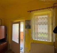 Reality KOMPLEX Vám ponúka EXKLUZÍVNE na predaj rodinný dom, ktorý sa  - Predsieň v rodinnom dome, s podlahou s dreveným dekorom a žltými stenami.